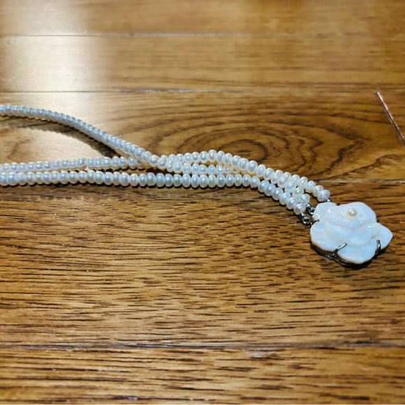 Elegant White Pearl Necklace with Floral Accent - Picture 3 of 5